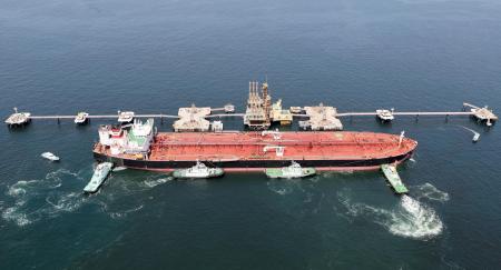 　東京湾に到着した、米国産原油を積んだタンカー＝４月