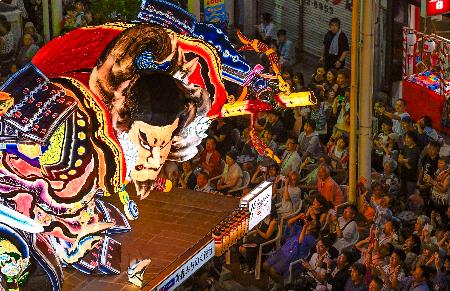 　勇壮な武者灯籠が夜空に輝く「青森ねぶた祭」が始まり、青森市中心部を進むねぶた＝２日夕