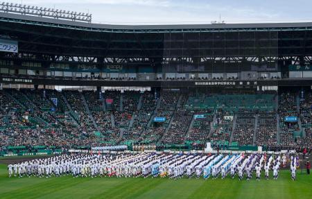 　甲子園球場で行われた第９８回選抜高校野球大会の開会式＝１９日午前