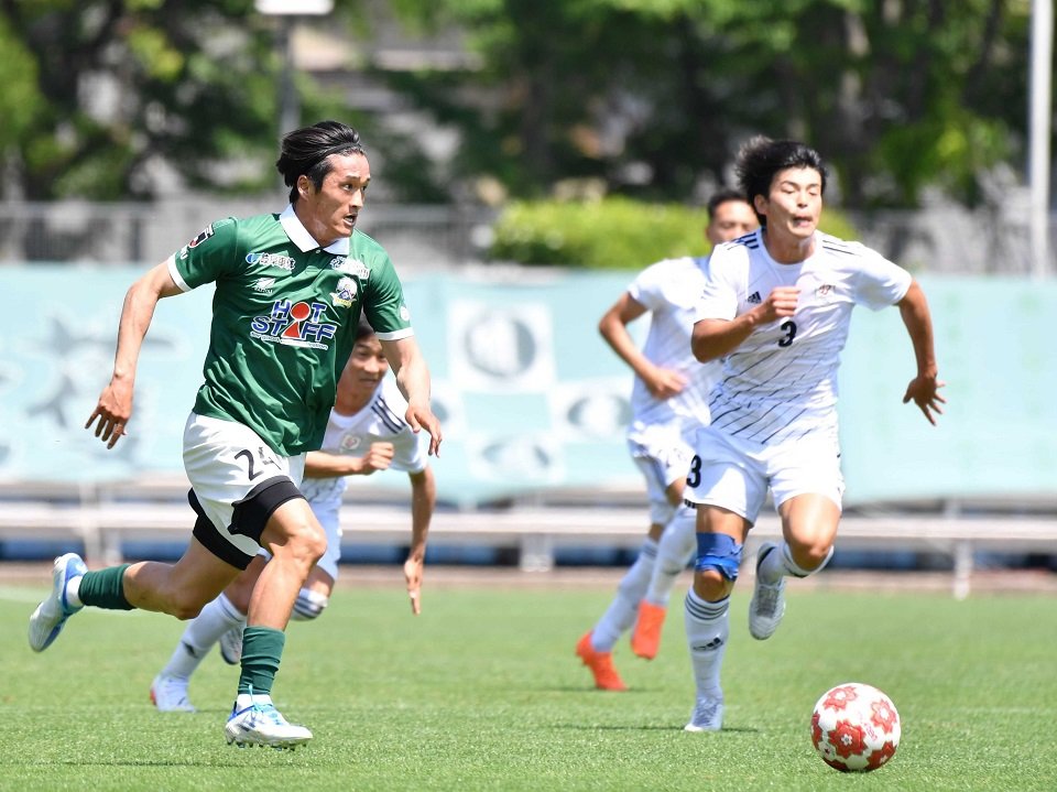ＦＣ岐阜×新潟医療福祉大＝前半、ドリブルで攻め込むＦＣ岐阜のＭＦ上野＝長良川球技メドウ