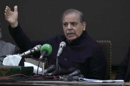 　昨年２月、パキスタン東部ラホールで記者会見するシャリフ首相（ＡＰ＝共同）