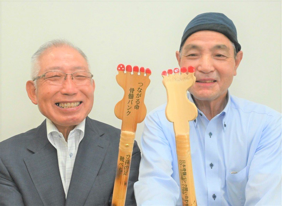 骨髄バンクの普及啓発のため靴べらを作った坂下利光さん（右）と田中重勝さん＝大垣市役所