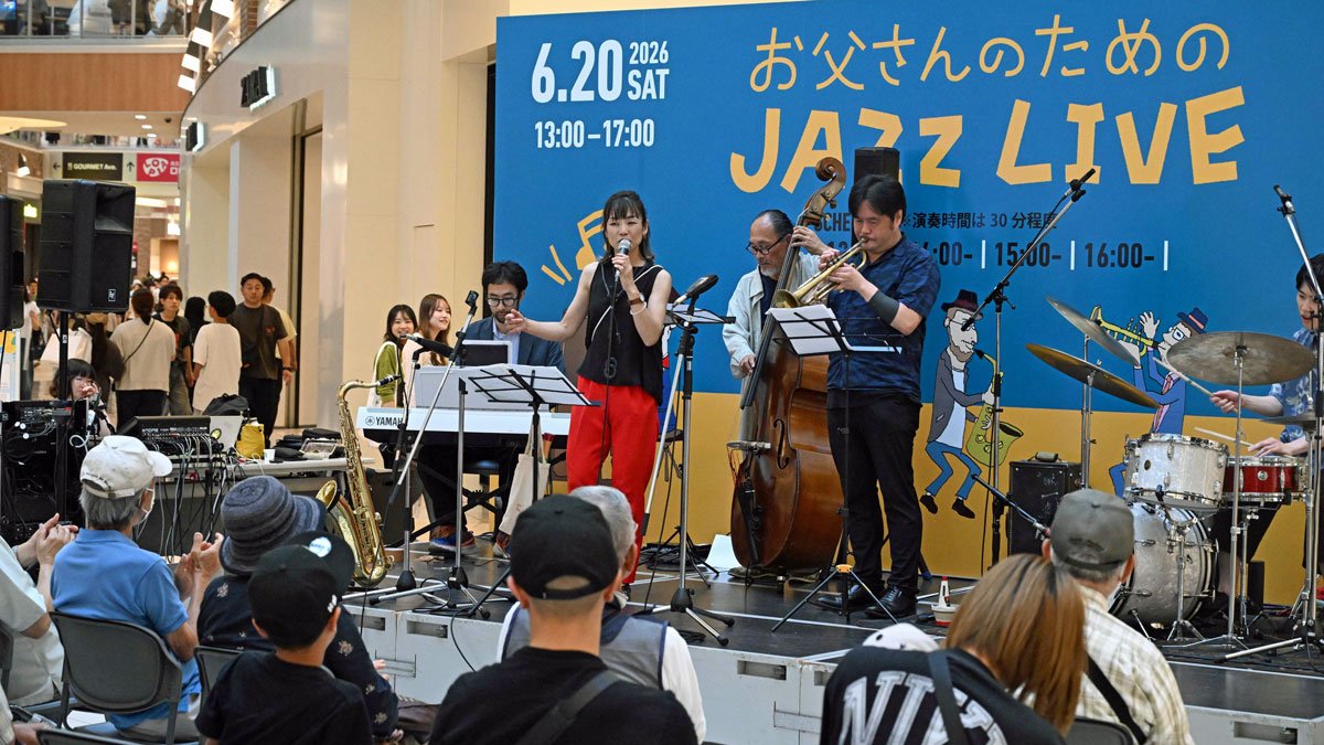 軽快なジャズ演奏で観客を魅了するバンドメンバー＝本巣市三橋、モレラ岐阜