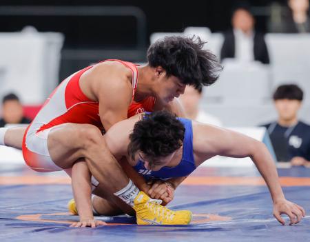　男子グレコローマン８２キロ級準決勝　樋口徹心（下）を攻める吉田泰造＝東京体育館