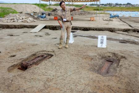 　笠原南遺跡で出土した乳幼児サイズの木棺２基＝２５日、滋賀県守山市