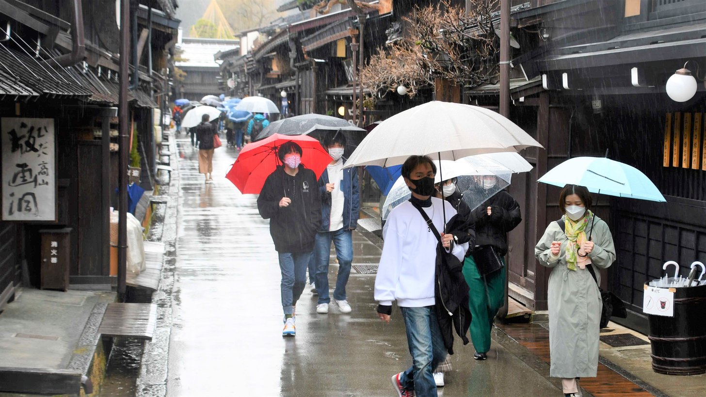 まん延防止等重点措置が解除されて初の週末、家族連れらが行き交う古い町並み＝２６日午前、高山市上三之町