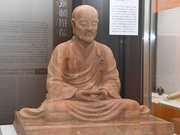 県内有志が制作し〝帰郷〟を実現させた栄叡坐像＝岐阜市大宮町、市歴史博物館