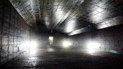 山腹に横穴を掘って造られた洞窟式火薬庫の内部＝不破郡関ケ原町玉