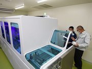 県が新たに導入した全自動ＰＣＲ検査装置「ｃｏｂａｓ８８００」を視察する古田肇知事（左）＝６日午後２時５９分、各務原市那加不動丘、県保健環境研究所