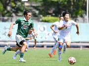 ＦＣ岐阜×新潟医療福祉大＝前半、ドリブルで攻め込むＦＣ岐阜のＭＦ上野＝長良川球技メドウ