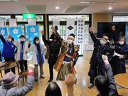 大正ロマン館リニューアルオープン記念式典で勝ちどきを上げる明智光秀歓迎隊＝いずれも恵那市明智町、大正ロマン館