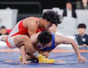 　男子グレコローマン８２キロ級準決勝　樋口徹心（下）を攻める吉田泰造＝東京体育館
