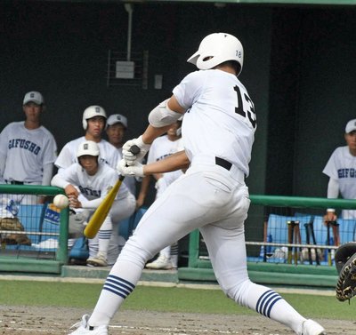 3回裏無死二、三塁、2点適時打となる右翼線二塁打を放つ丹羽駿太