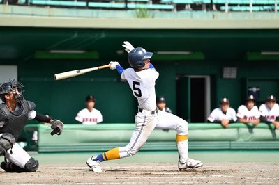 県岐阜商×関商工＝２回裏県岐阜商２死満塁、佐藤が２点中前適時打を放つ＝長良川球場