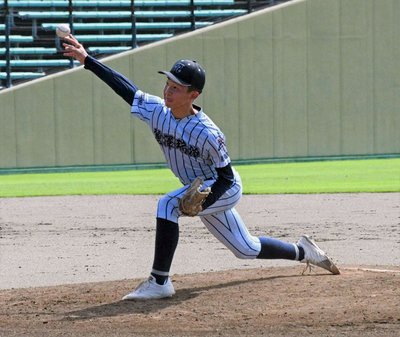 4回から登板し、2失点でタイブレーク勝利をもたらした麗澤瑞浪の1年生右腕大前賢生