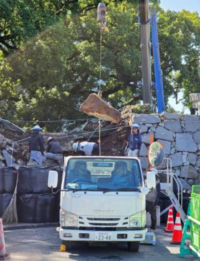 　熊本城で始まった崩落した石垣の修復作業で、石材をつり上げるクレーン＝２０日午前、熊本市（熊本城総合事務所提供）
