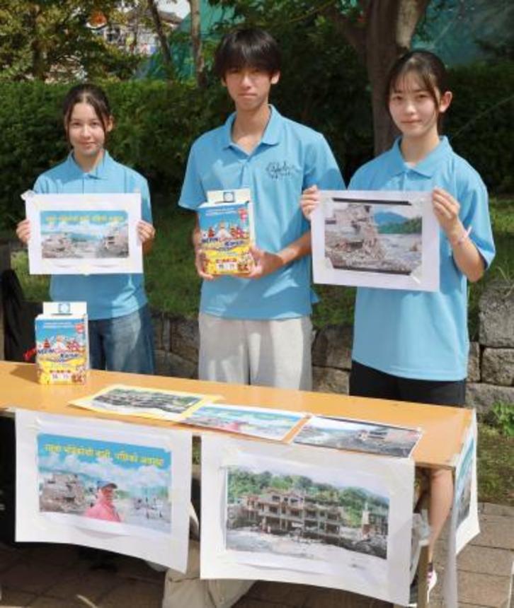 　イベントに参加し、現地への義援金を募った兵庫県立芦屋国際中等教育学校の生徒たち＝１９日午後、兵庫県尼崎市