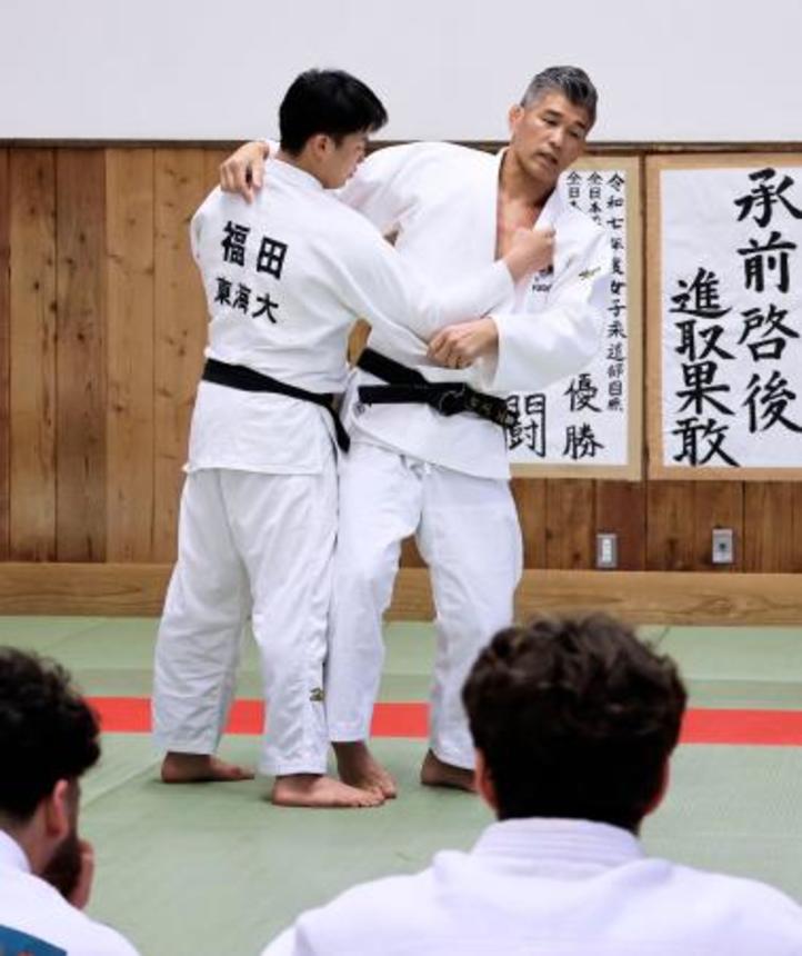 　指導する柔道の井上康生氏（右）＝２１日、神奈川県平塚市の東海大