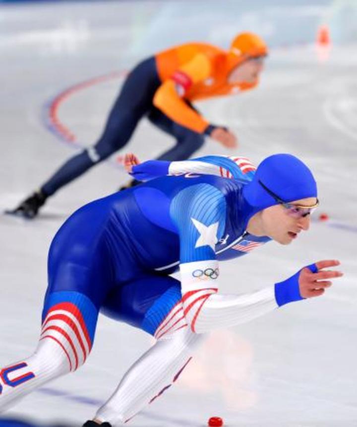 　スピードスケート男子５００メートルで滑走するジョーダン・ストルツ。金メダルを獲得した。奥はイエニング・デボー＝１４日、ミラノ（共同）