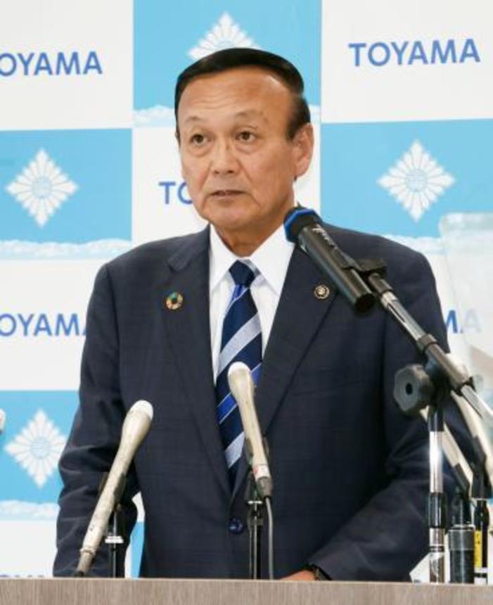 　定例記者会見する富山市の藤井裕久市長＝１６日午後、富山市役所