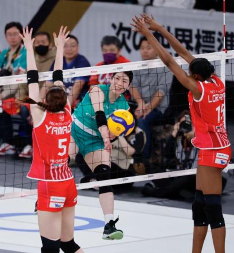 　大阪Ｍ―ＮＥＣ川崎　第２セット、スパイクを決める大阪Ｍ・田中＝有明アリーナ
