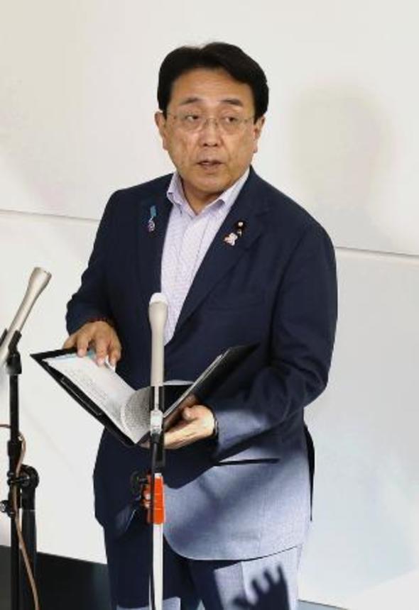 　２４日、米国から帰国し取材に応じる赤沢経済再生相＝羽田空港