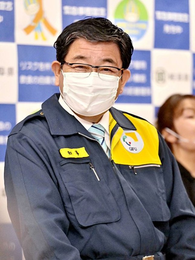 ５選を果たした県知事選から一夜明けた会見で、笑みを浮かべ質問に答える古田肇知事＝２５日午後４時４１分、県庁