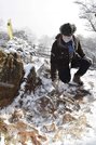 これまで見つかった信長期の石垣と続く、天守台の南西隅の石＝岐阜市、金華山