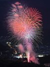 飛騨高山市民花火大会の冒頭を飾ったスターマイン＝１日午後７時３２分、高山市内（撮影・堀尚人）