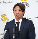 　契約更改し、記者会見するソフトバンクの東浜＝２３日、みずほペイペイドーム