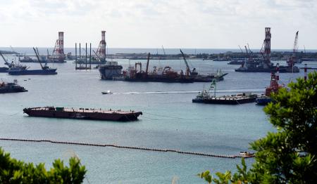 　米軍普天間飛行場の移設に向けた工事が進む、沖縄県名護市辺野古沖の大浦湾＝２４日午前