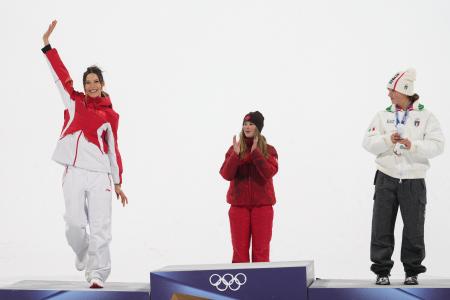 　１６日、フリースタイルスキー女子ビッグエア決勝で２位となった中国の谷愛凌（左）＝リビーニョ（ＡＰ＝共同）