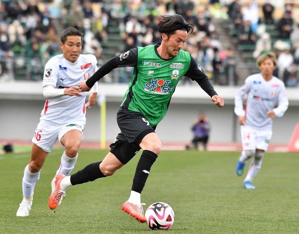 ＦＣ岐阜×名古屋＝前半、相手陣内へ攻め込むＦＣ岐阜のＦＷ山内＝長良川競技場