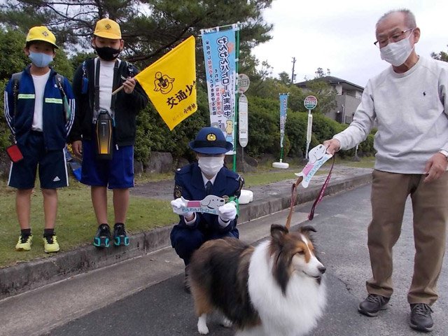 わんわんパトロール隊のリードカバーを取り付けて散歩する岡部洋治さん＝可児市桂ケ丘