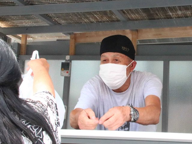屋台「ＩＳＡＭＩ’Ｓキッチン」を切り盛りする西川勇さん＝岐阜市早田栄町、カフェ・ド・ヴィーヴル