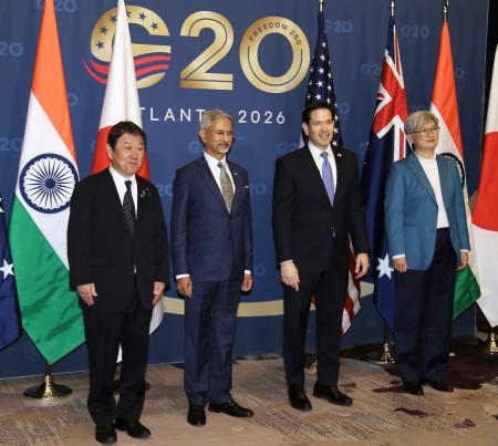 　写真撮影に応じる（左から）茂木外相、インドのジャイシャンカル外相、ルビオ米国務長官、オーストラリアのウォン外相＝３１日、米アトランタ（共同）