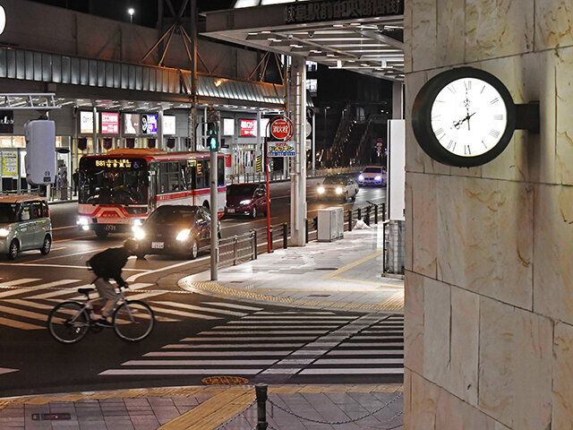 緊急事態宣言が県内にも拡大し、午後８時以降の外出自粛が求められる中、人通りまばらなスクランブル交差点＝１３日午後８時、岐阜市神田町