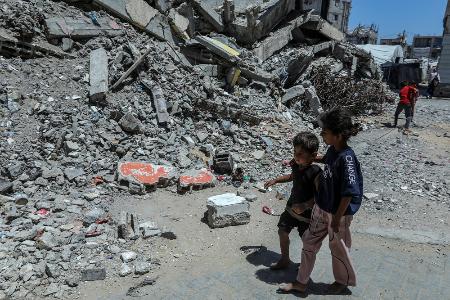 　イスラエルの攻撃で大きく破壊されたパレスチナ自治区ガザ南部ハンユニスで暮らす住民ら（ゲッティ＝共同）