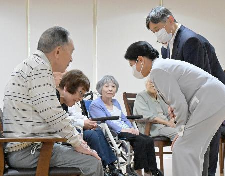 　原爆養護ホーム「矢野おりづる園」で、被爆者と懇談される天皇、皇后両陛下＝２０日午後、広島市安芸区（代表撮影）