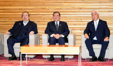 　閣議に臨む（左から）村上総務相、石破首相、中谷防衛相＝２０日午前、首相官邸