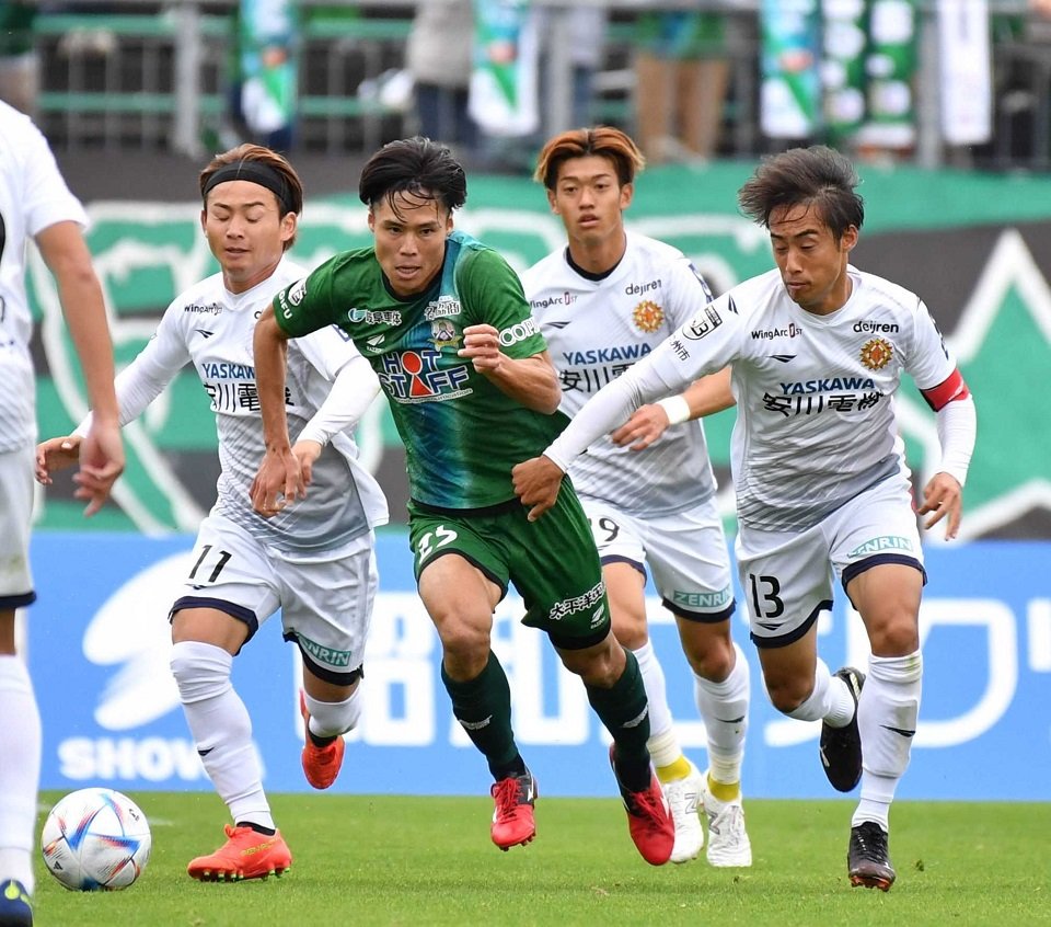 ＦＣ岐阜×北九州＝前半、ドリブルで突破を図るＦＣ岐阜のＭＦ生地＝長良川競技場