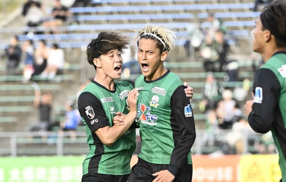 岐阜×今治＝前半３６分、　先制ゴールを決めて叫ぶ岐阜のＦＷ藤岡＝長良川競技場