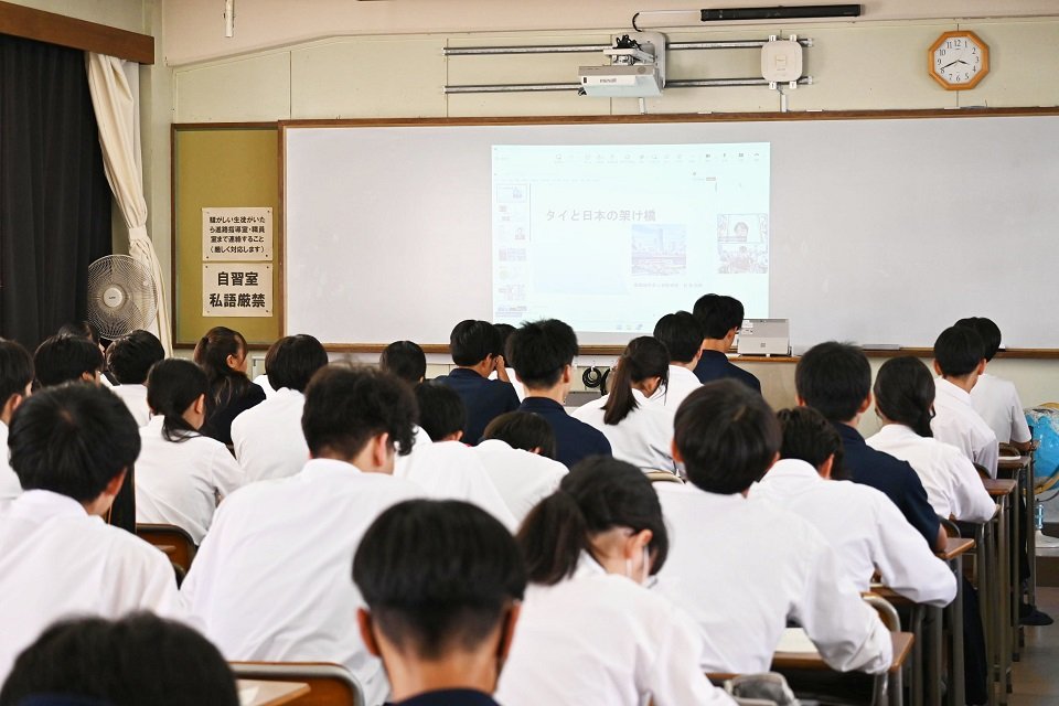 オンラインで聞く生徒ら