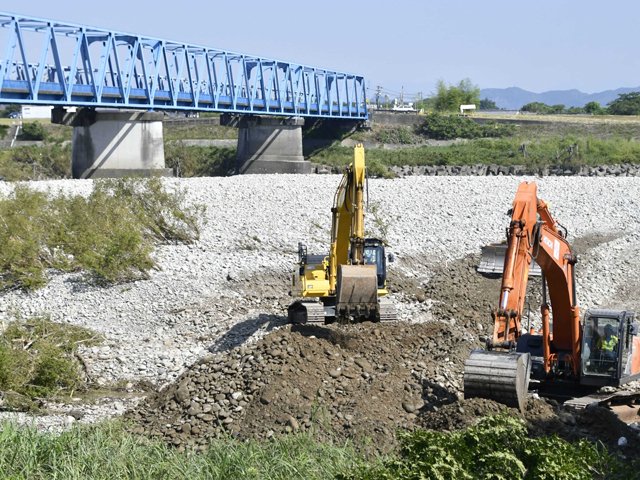 緊急対策工事が始まった現場。奥が傾いた橋脚＝９日午前、各務原市の木曽川