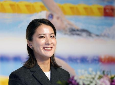 　現役引退の記者会見で笑顔を見せる大橋悠依さん＝２０２４年、東京都千代田区