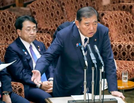 　参院予算委の集中審議で答弁する石破首相。左奥は赤沢経済再生相＝５日午前