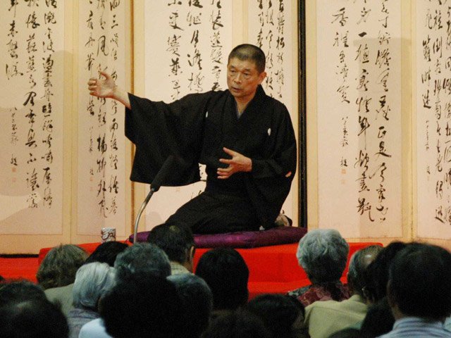 郡上八幡大寄席で熱演する柳家小三治さん＝２００６年６月、郡上市八幡町、安養寺
