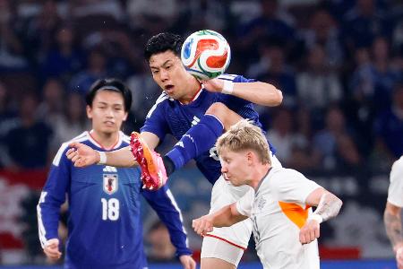 　日本―アイスランド　前半、競り合う遠藤（中央）＝ＭＵＦＧスタジアム