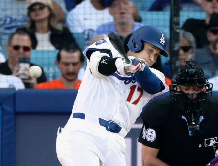 　ダイヤモンドバックス戦の１回、右前打を放つドジャース・大谷＝ロサンゼルス（共同）