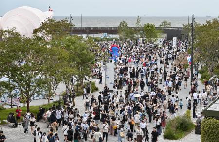 　大勢の来場者でにぎわう大阪・関西万博の会場＝１２日、大阪市此花区の夢洲